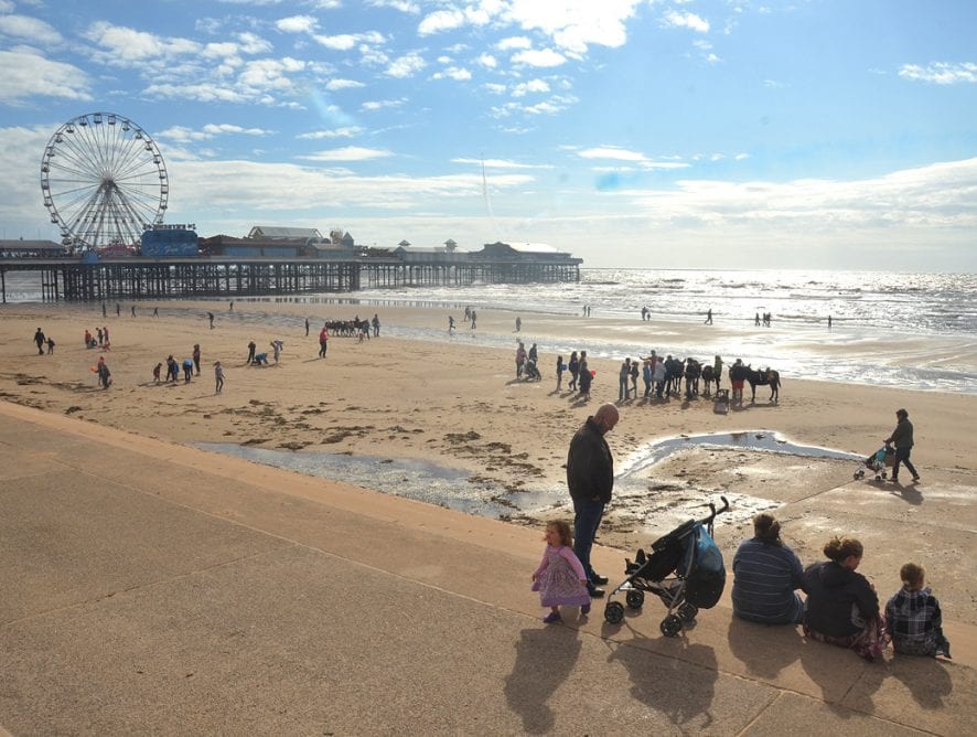 Blackpool Photo Gallery - One of the beautiful Blackpool Beaches: Central promenade