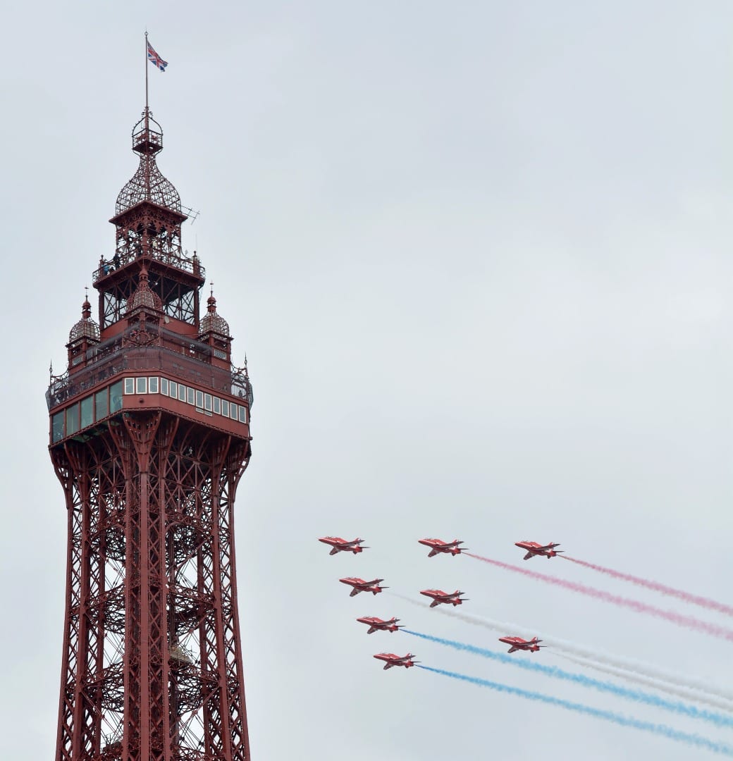 Red Arrows fly in for 2 days of Blackpool Airshow 2017
