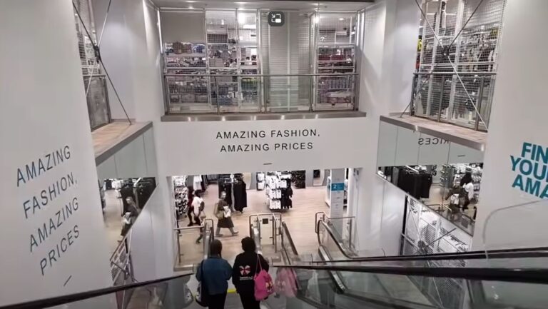 Main escalators in the centre of the building